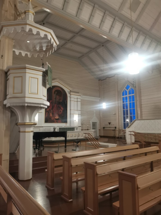 vanha puukirkko ja saarnastuoli