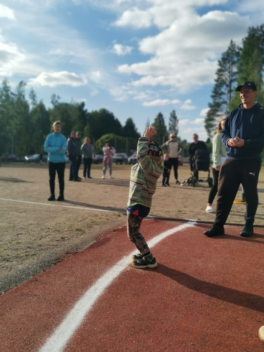 poika heittää palloa