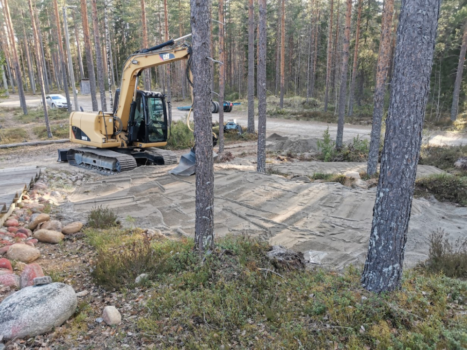 kaivinkone metsässä