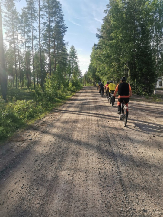 ryhmässä ajavia