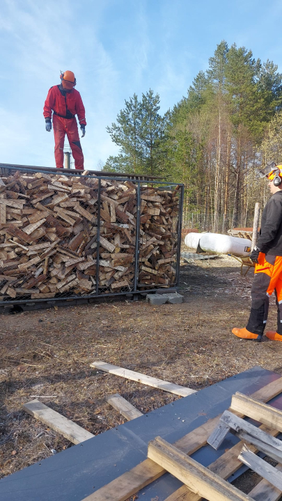 Talkooväen tekemät polttopuut kuivumassa – yhteisön voimin saadaan sauna lämpimäksi