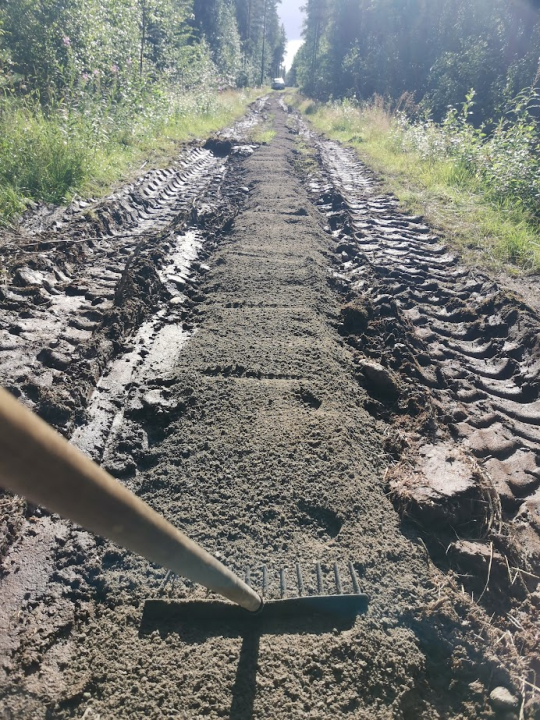 Rautaharavalla kivituhkan tasoitus