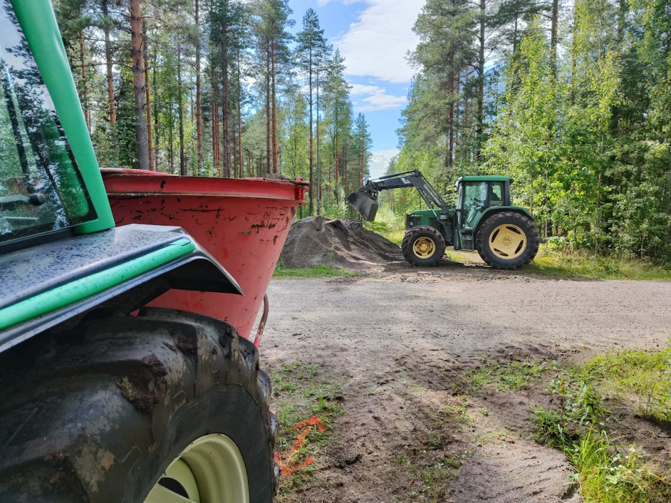 Suppilo avuksi maa-aineksen levitykseen.