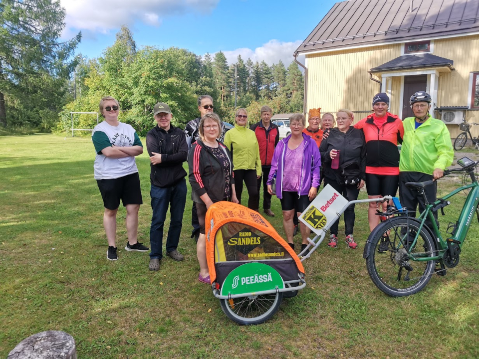 Kuvassa vuoden 2023 Syöpäsykkeliajoon osallistuneet