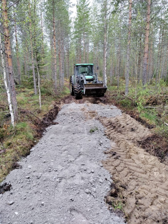 Traktorityötä kivituhkan levitykseen