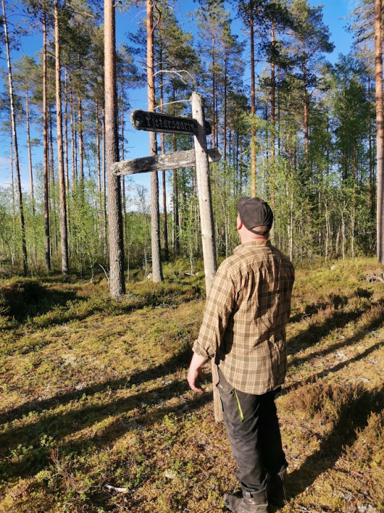 Vanhat tienviitat kertovat ikiaikaisesta kulkureitistä, joka aikoinaan johdatti matkailijat Kokkolan ja Pietarsaaren suuntaan.