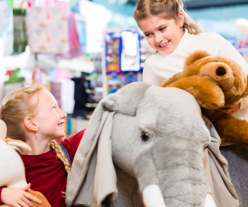 lapset ja norsu leikissä