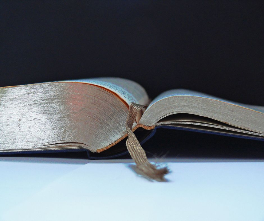 avoinna oleva raamattu