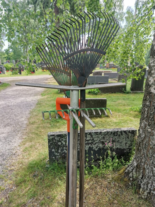 harava ja lapio varressaan 