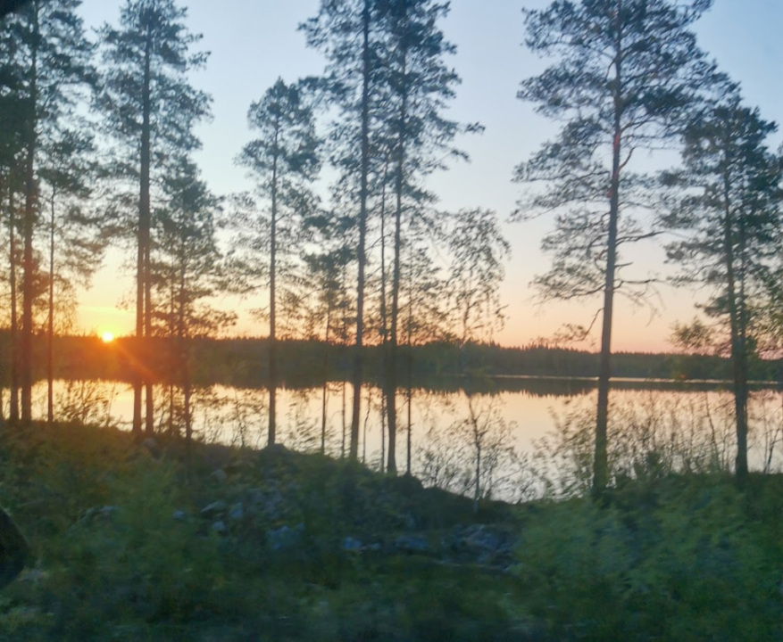 auringonlasku ja järvimaisema