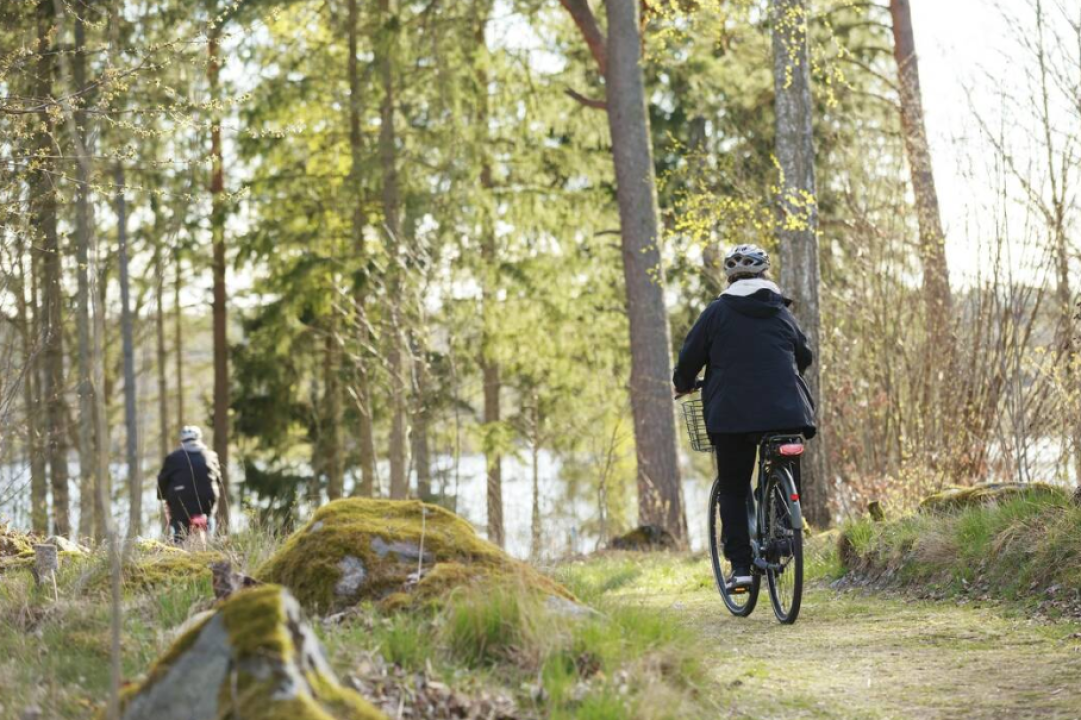 kaksi pyöräilijää luontopolulla