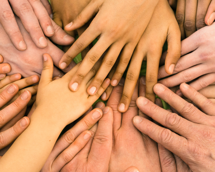 lapset käsikädessä